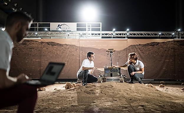 Técnicos de la misión trabajan con el todoterreno Amalia en la sinstalaciones de Turín.
