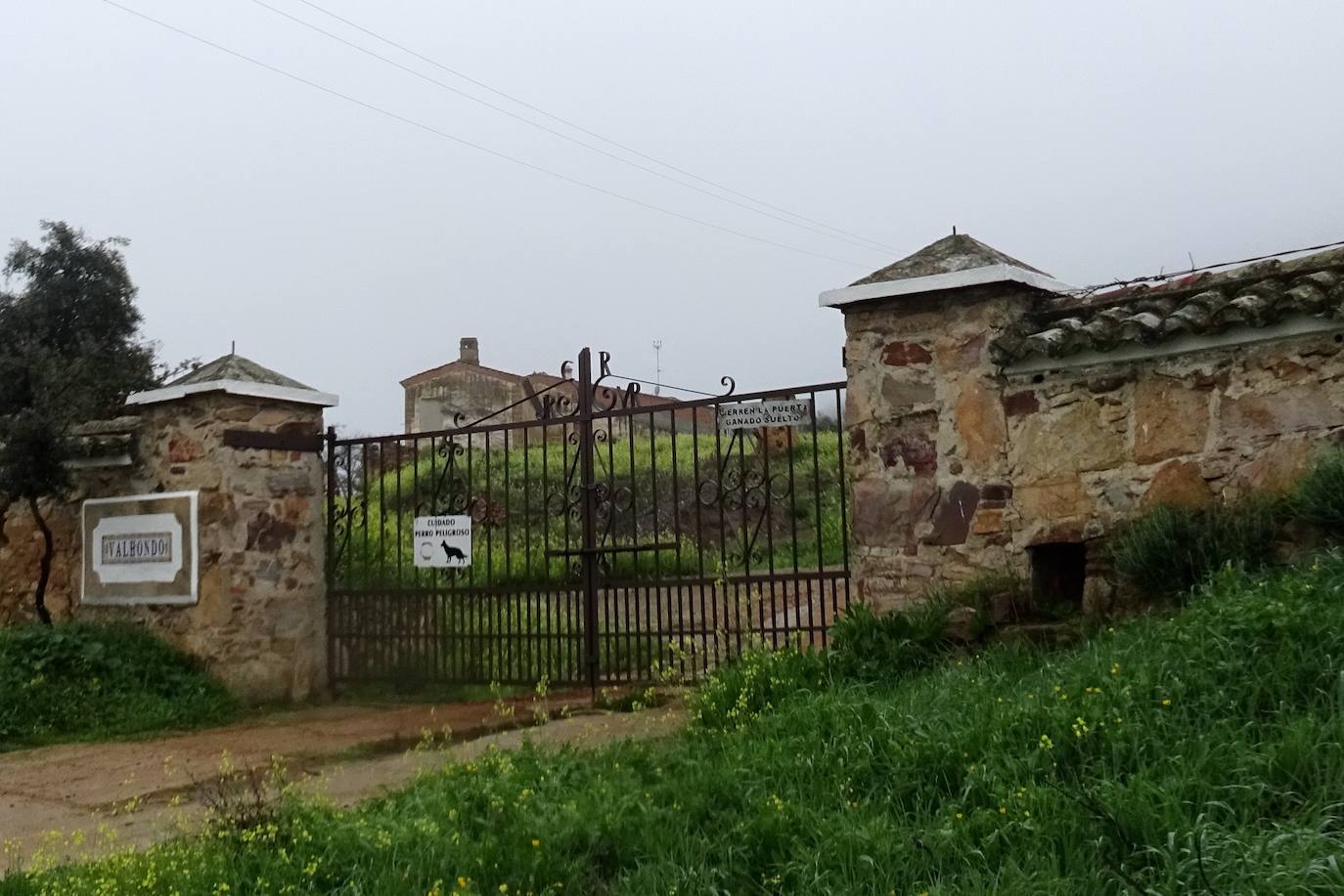 Finca Valhondo en el camino a Sierra de Fuentes.