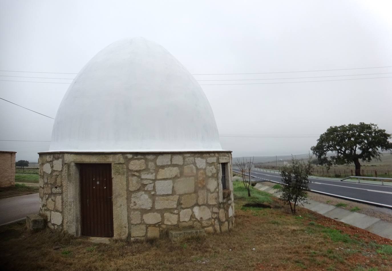 Un curioso chozo a la entrada de Sierra de Fuentes. 