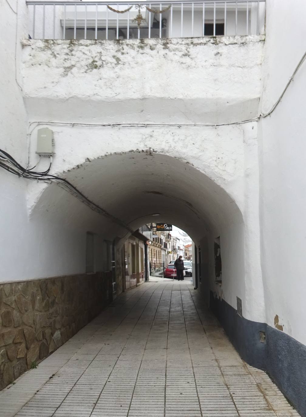 Pasadizo a la Plaza de la Constitución, en Sierra de Fuentes.