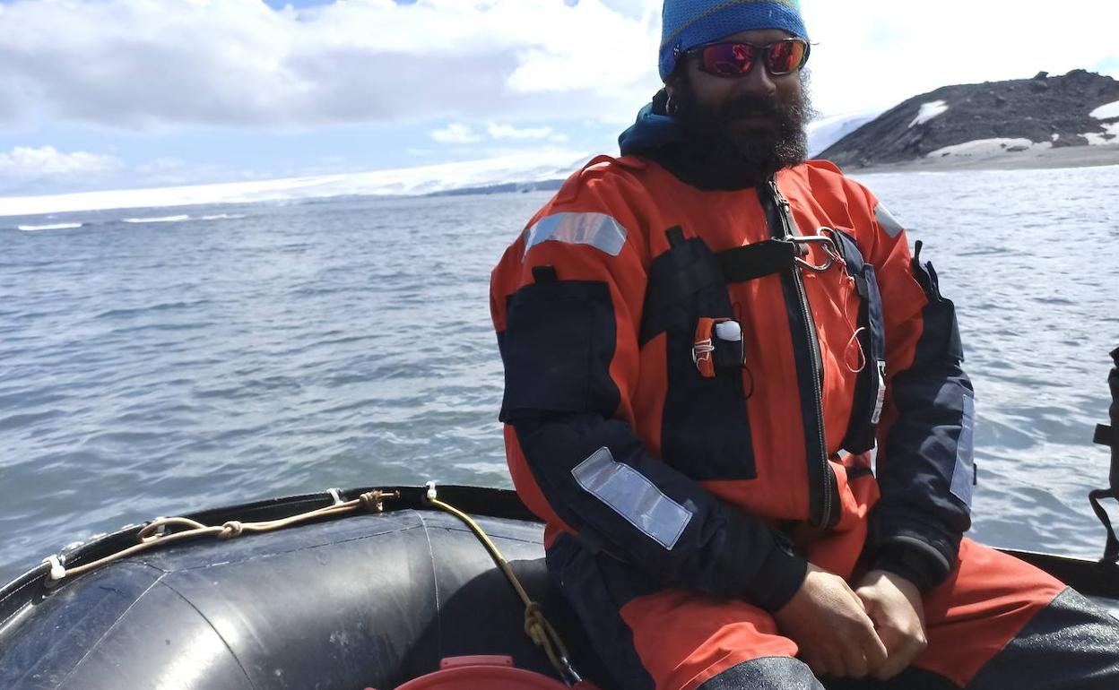 Gil se desplaza por la Antártida en una lancha zodiac, protegido por un traje de supervivencia. 