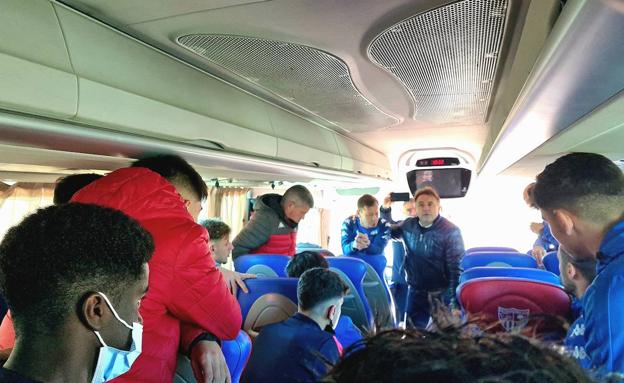 Los jugadores viajan en autobús a Bilbao. 