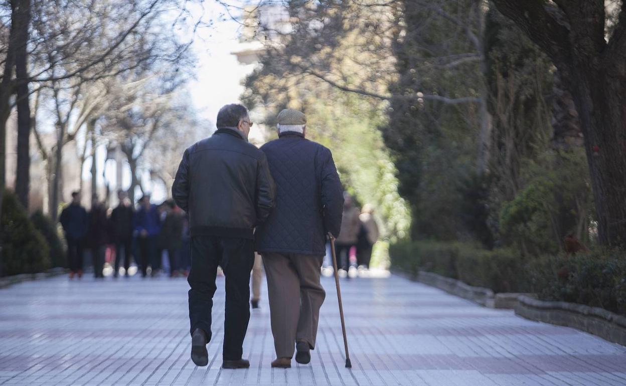 Dos personas pasean por Cánovas, en Cáceres. 