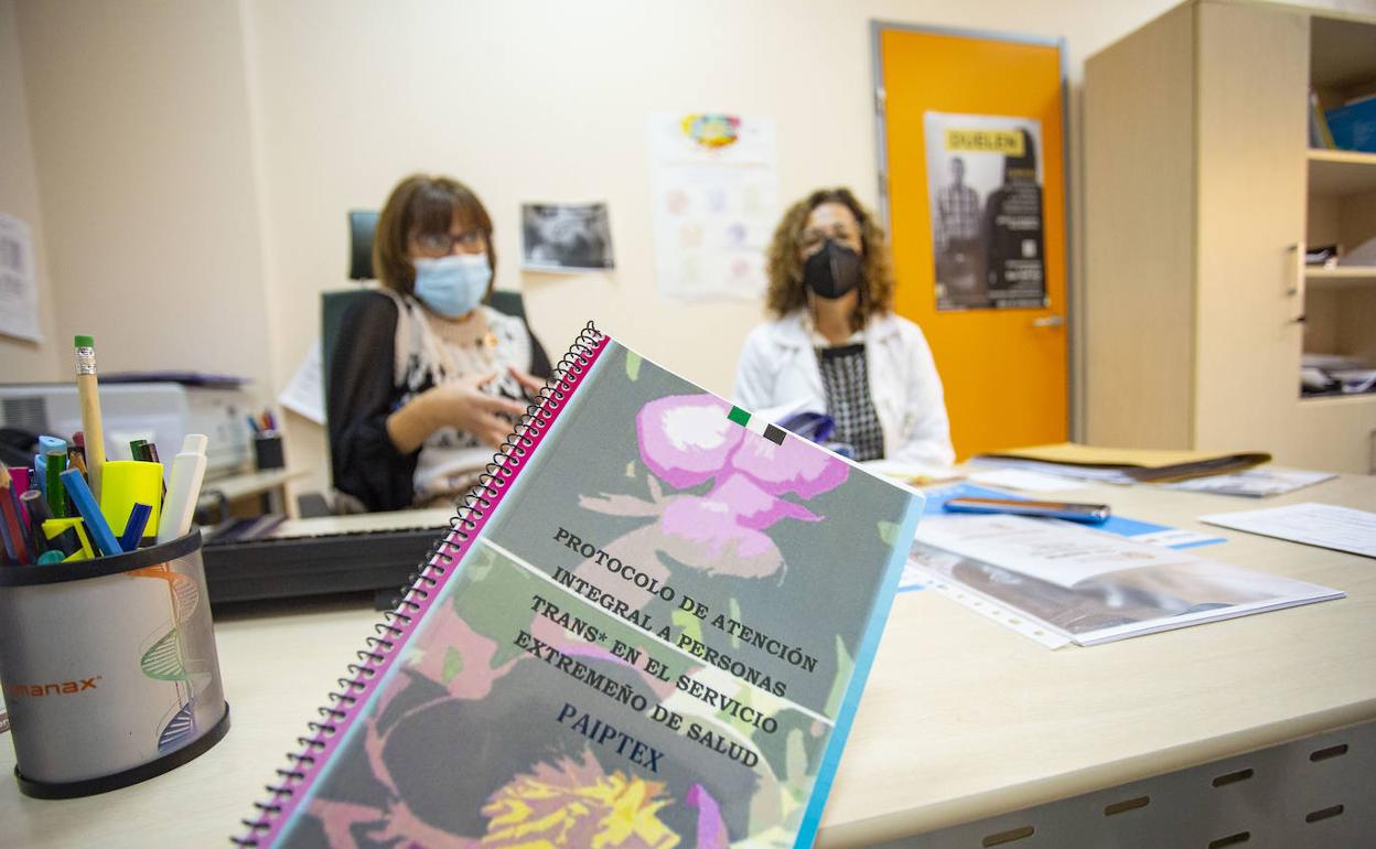 Cristina Lancho y Lola Hernández, trabajadoras sociales del servicio de atención a las personas trans. 