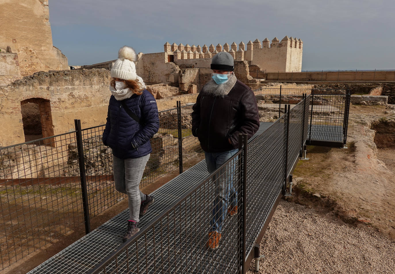 Gragera y Mejías junto a los nuevos restos del palacio Gómez de Solís