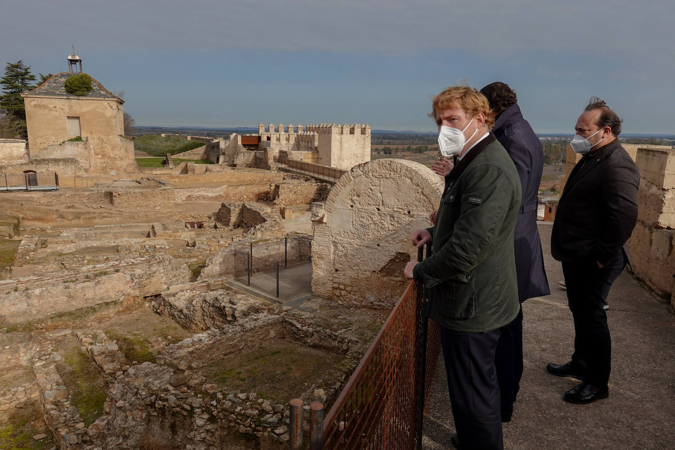 Gragera y Mejías junto a los nuevos restos del palacio Gómez de Solís
