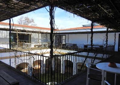 Imagen secundaria 1 - Salón, terraza y tienda.