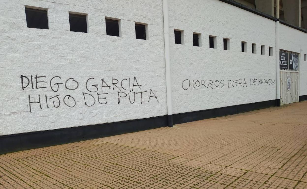 Pintadas en el Nuevo Vivero en contra del grupo que ha comprado el Badajoz. 