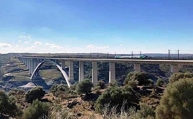 Un tren ya circula en pruebas por la nueva línea entre Plasencia y Badajoz