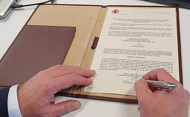 Fernando Valdés firma la declaración