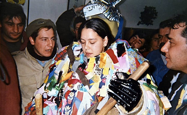 Tamara Fernández, mientras le colocan el traje de Jarramplas, el 18 de enero de 2000.