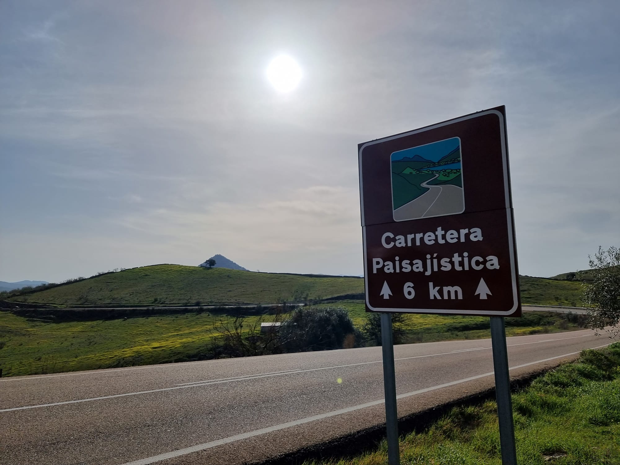 La EX-322 es una de las carreteras paisajísticas que tiene la región. 