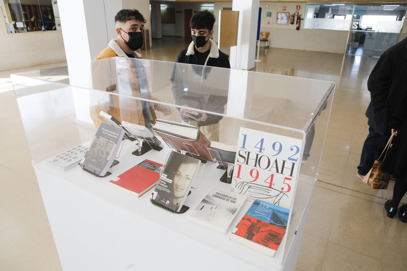 Muestra de Holocaustro en Filosofía y Letras.