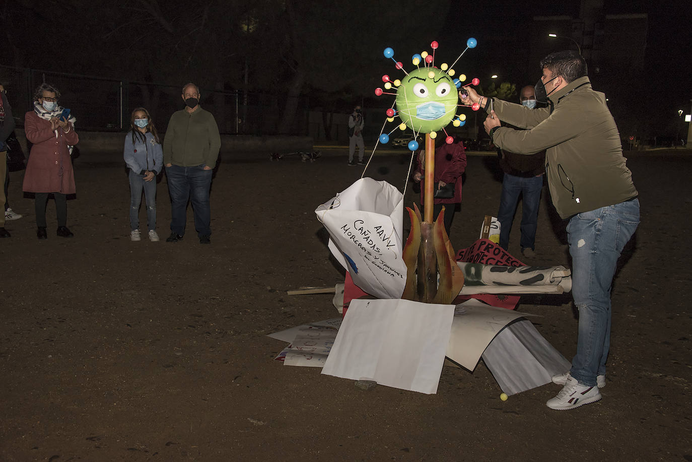 Fotos: Las Candelas de la Margen Derecha de Badajoz, de nuevo sin público