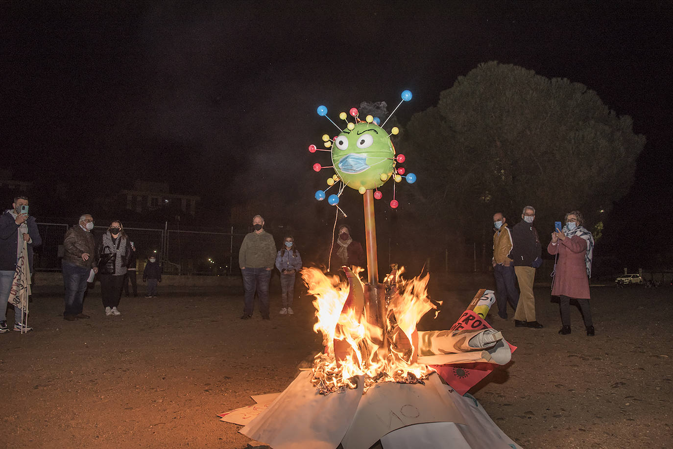 Fotos: Las Candelas de la Margen Derecha de Badajoz, de nuevo sin público