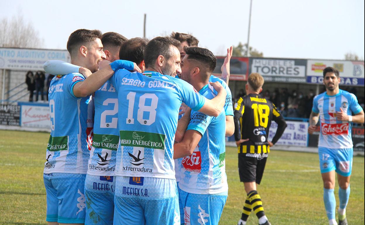 Piña de los jugadores del Coria para celebrar uno de los goles.