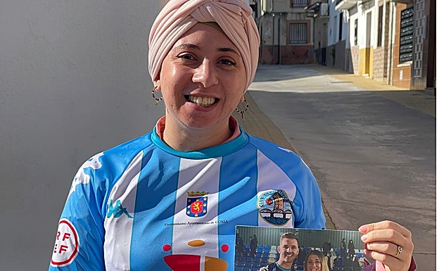 María muestra una foto con el futbolista Deco. 