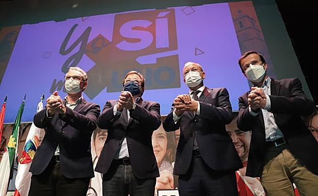 Quintana, Vara, Monago y Gallardo haciendo el gesto simbólico utilizado en la campaña 'Yo sí me uno'.