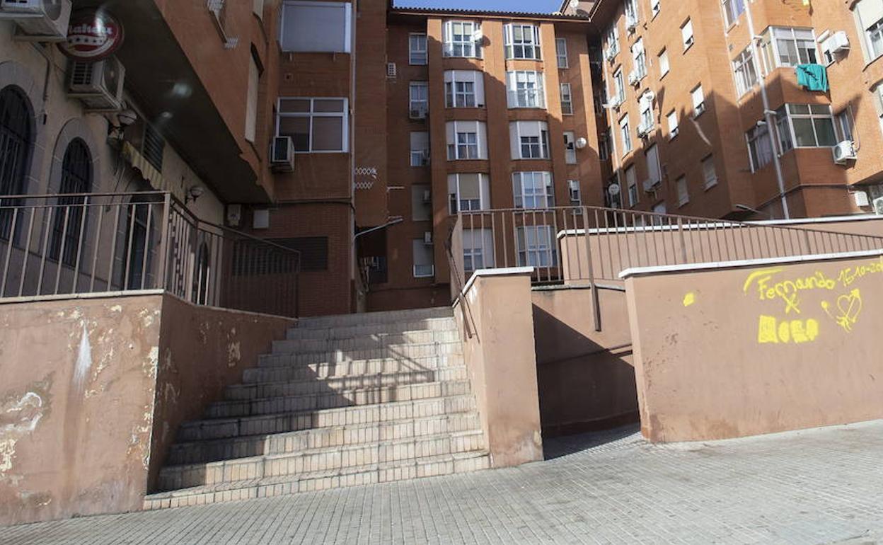 Escaleras por las que cayó el hombre herido durante el incidente. 