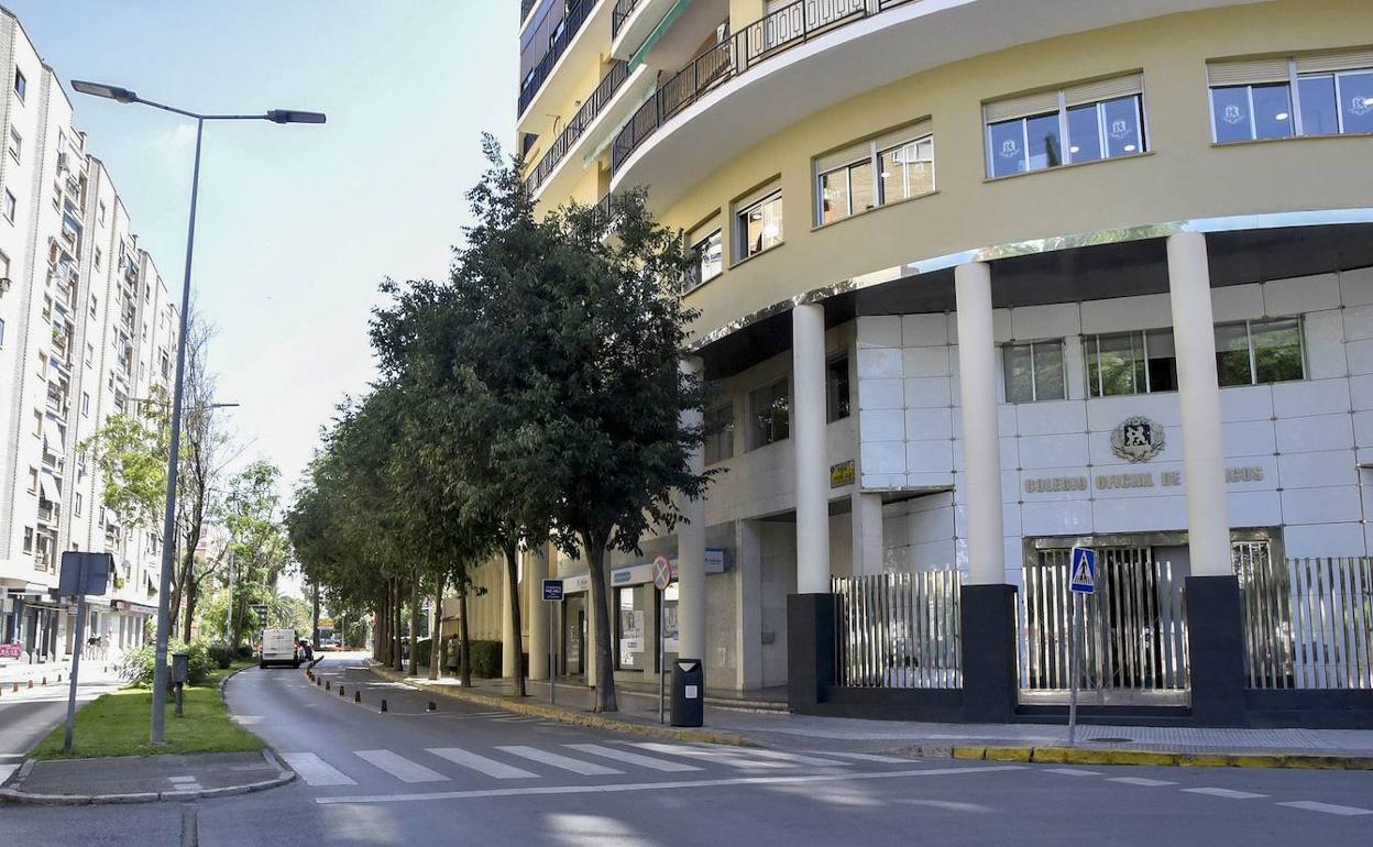 Exterior de la sede del Colegio Oficial de Médicos de B adajoz, en la avenida pacense de Colón. 