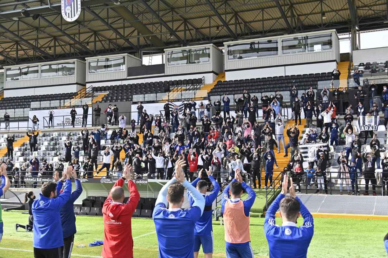 Los jugadores agradecen el apoyo a los aficionados en el entrenamiento del domingo. 