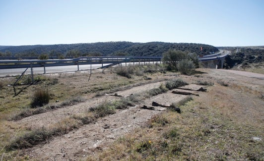 En ese punto han permanecido hasta hace poco abandonados durante más de 10 años varios tubos gigantes de la obra del trasvase de Portaje. 