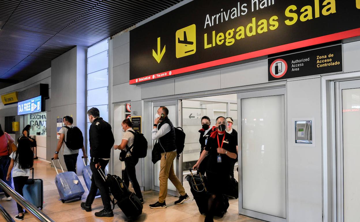 Viajeros en el aeropuerto de Barajas.