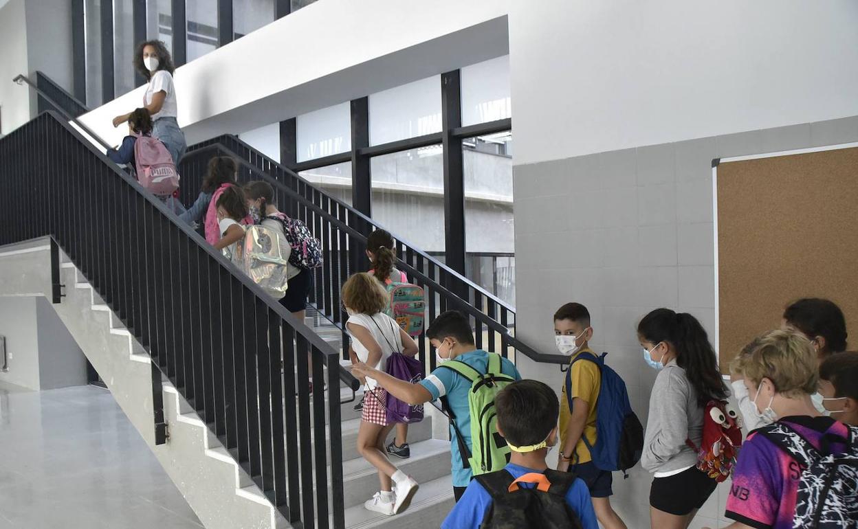 Alumnos en el colegio del Cerro Gordo, abierto este curso .