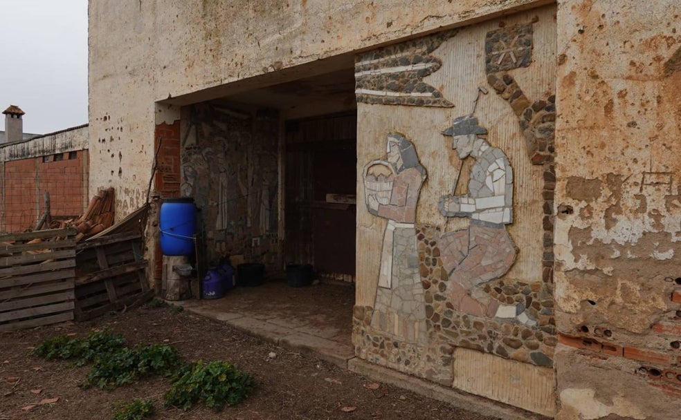 El mosaico del Portal de Belén en el pórtico de la antigua capilla abandonada. 