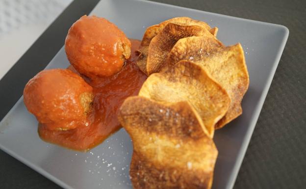 Las albóndigas de Serendipia están acompañadas con chips de boniato.