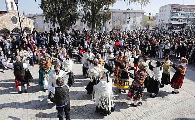 Los bailes regionales ocuparon la explanada de la ermita de San Blas, que logró atrae a numeroso público. 