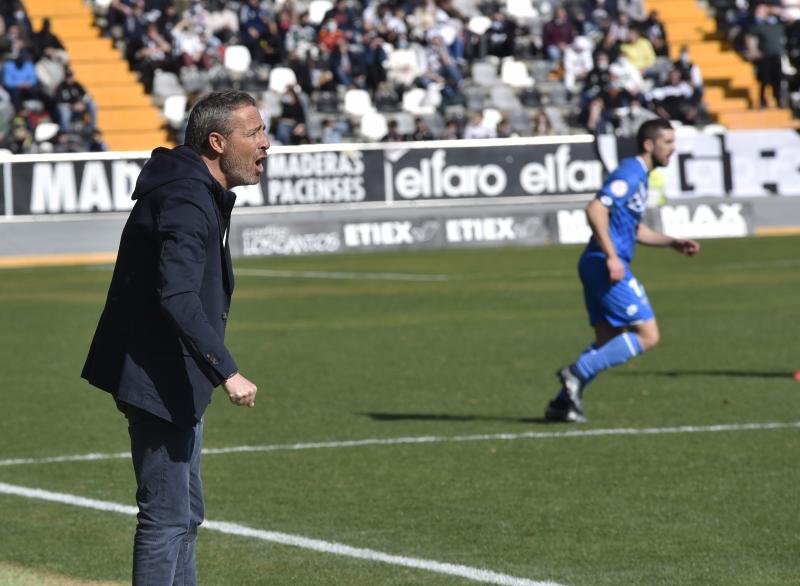 Fotos: El pundonor y la grada no son suficientes para el Badajoz