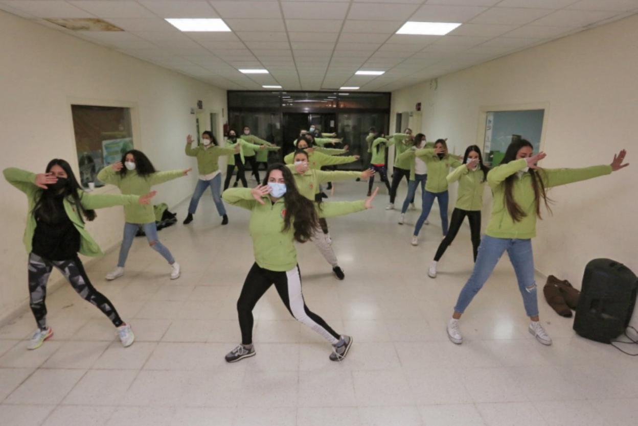 Los Danzarines en su último ensayo de la semana. 
