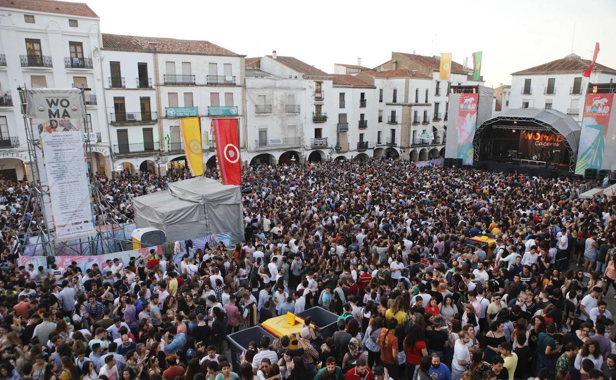 Aspecto que presentaba la Plaza Mayor con el escenario principal de Womad durante la última edición del festival, en mayo de 2019. 