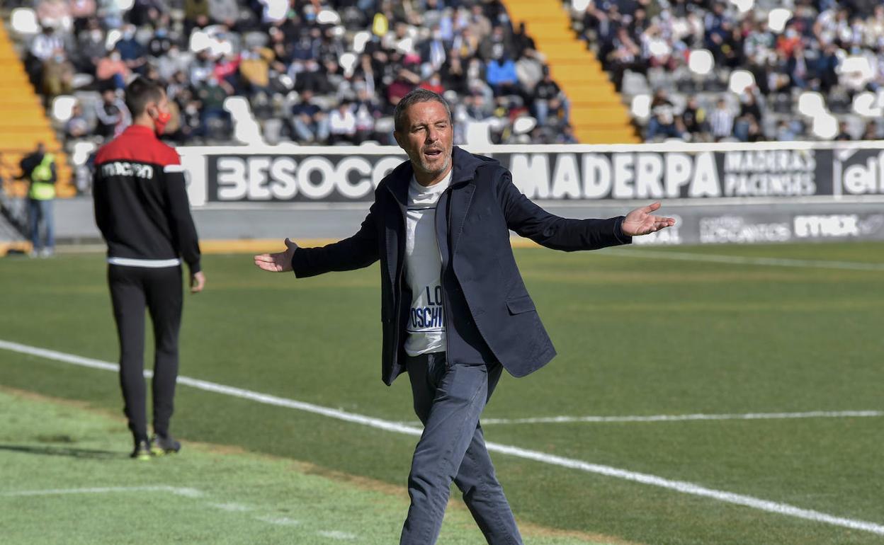 Óscar Cano durante su último partido con el Badajoz en el Nuevo Vivero. 