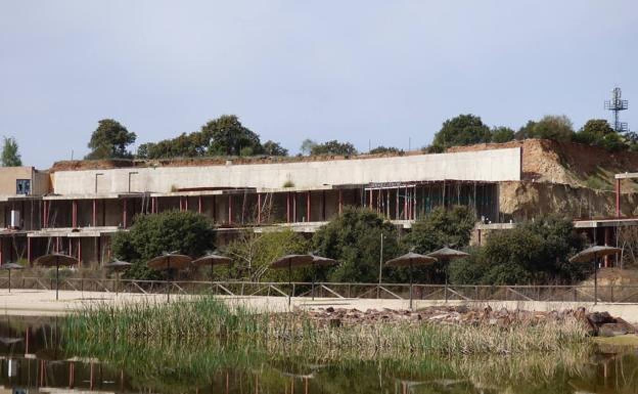 Isla de Valdecañas: Demoler el complejo de Valdecañas, un coste de 145 millones