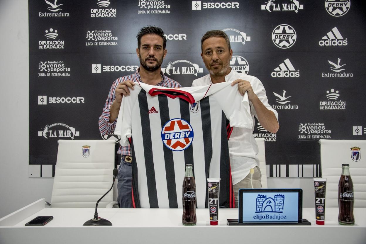 Dupi y Óscar Cano este pasado verano durante la presentación del granadino como técnico del Badajoz. 