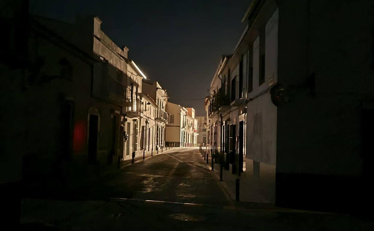 Calle en la localidad de La Morera a oscuras el pasado martes. Los vecinos se quedaron sin suministro durante seis horas de la tarde-noche y parte de la mañana de ayer.