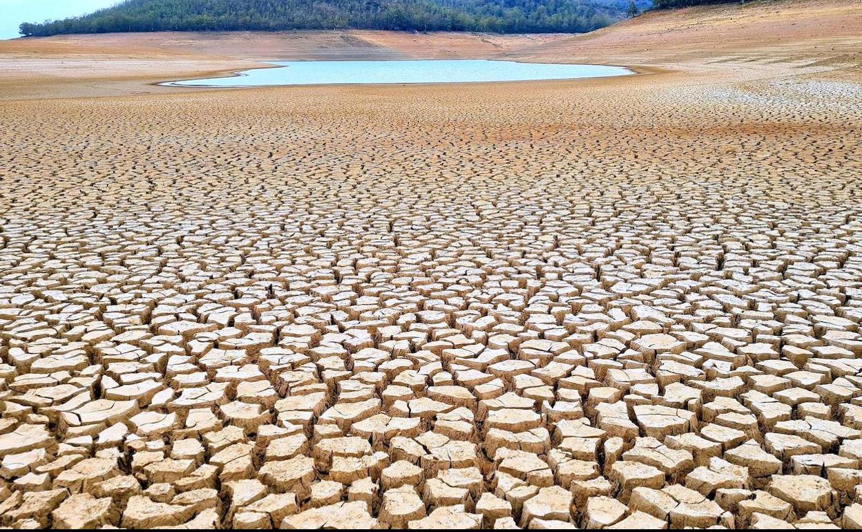 Imagen de la presa del Cijara, que embalsa las aguas del río Guadiana a su entrada en Extremadura.