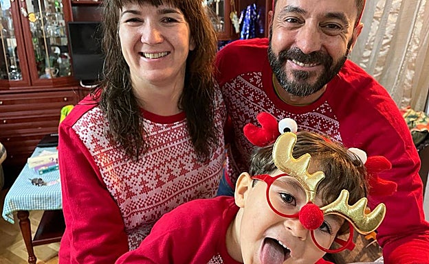 Marco junto a sus padres las pasadas navidades.