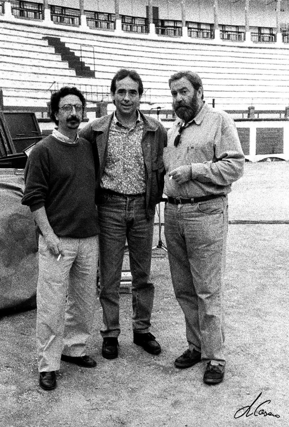 Serrat, antes de actuar en la Plaza de Toros de Cáceres, con los músicos cacereños Curro Álvarez (izquierda) y Luis Regidor (derecha).