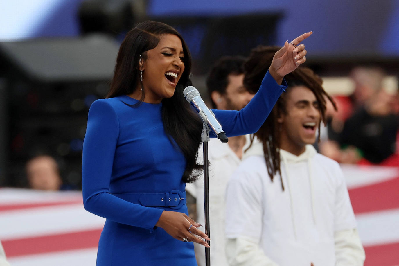 Mickey Guyton canta el himno de los Estados Unidos antes del inicio de la Super Bowl LVI. 