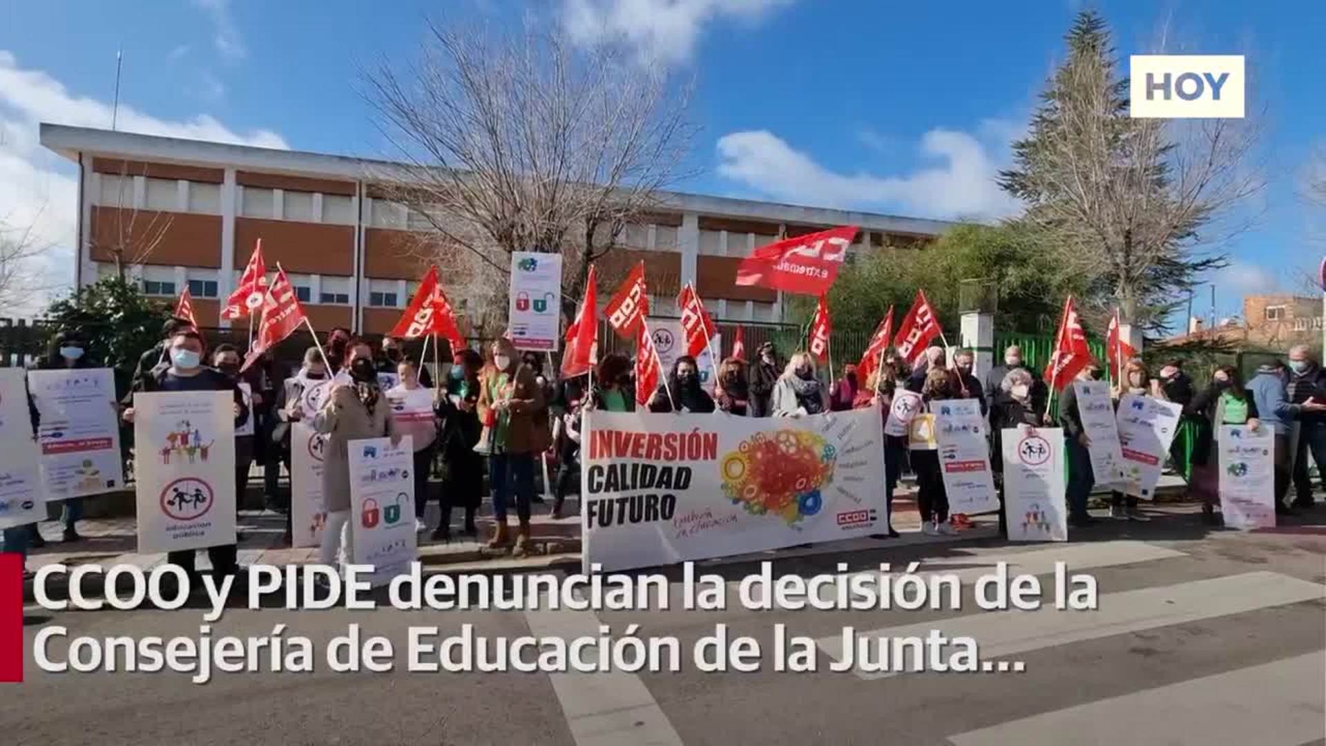 ​Padres, madres y sindicatos docentes protestan este lunes a las puertas del Colegio Juan XXIII de Mérida por su cierre