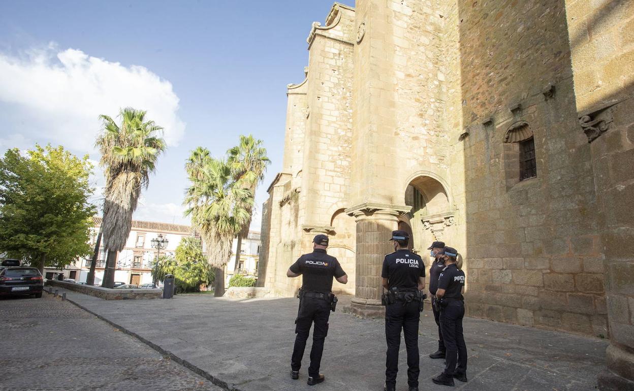 Vigilancia policial durante el pasado mes de agosto en la plaza de Santiago. 