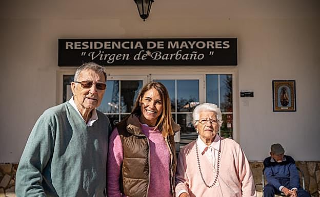 Argimiro y Paulina, junto a la directora de la residencia Virgen de Barbaño, Mamen Calero. 