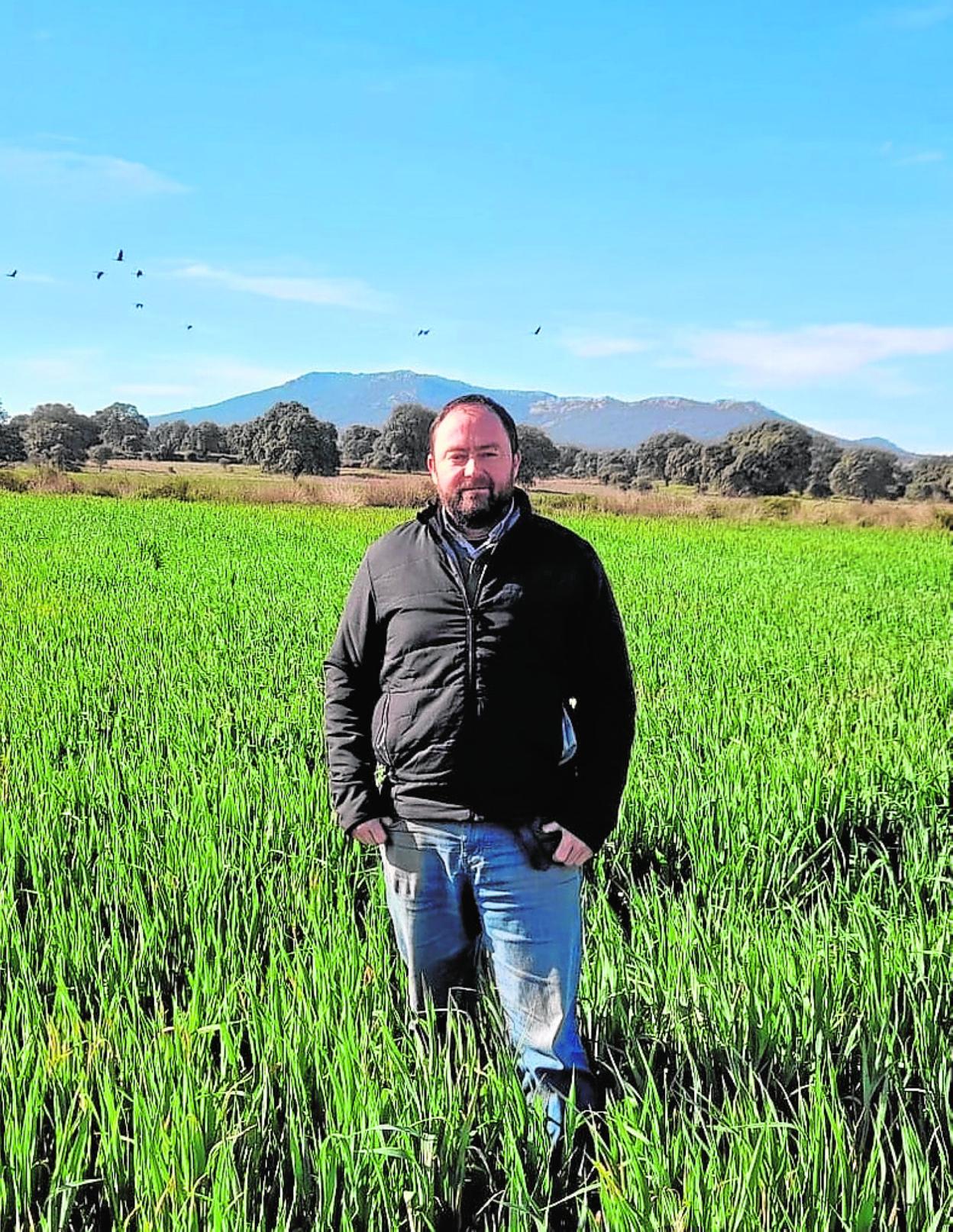 El agricultor y ganadero Juan Diego Arroyo en su terreno. 