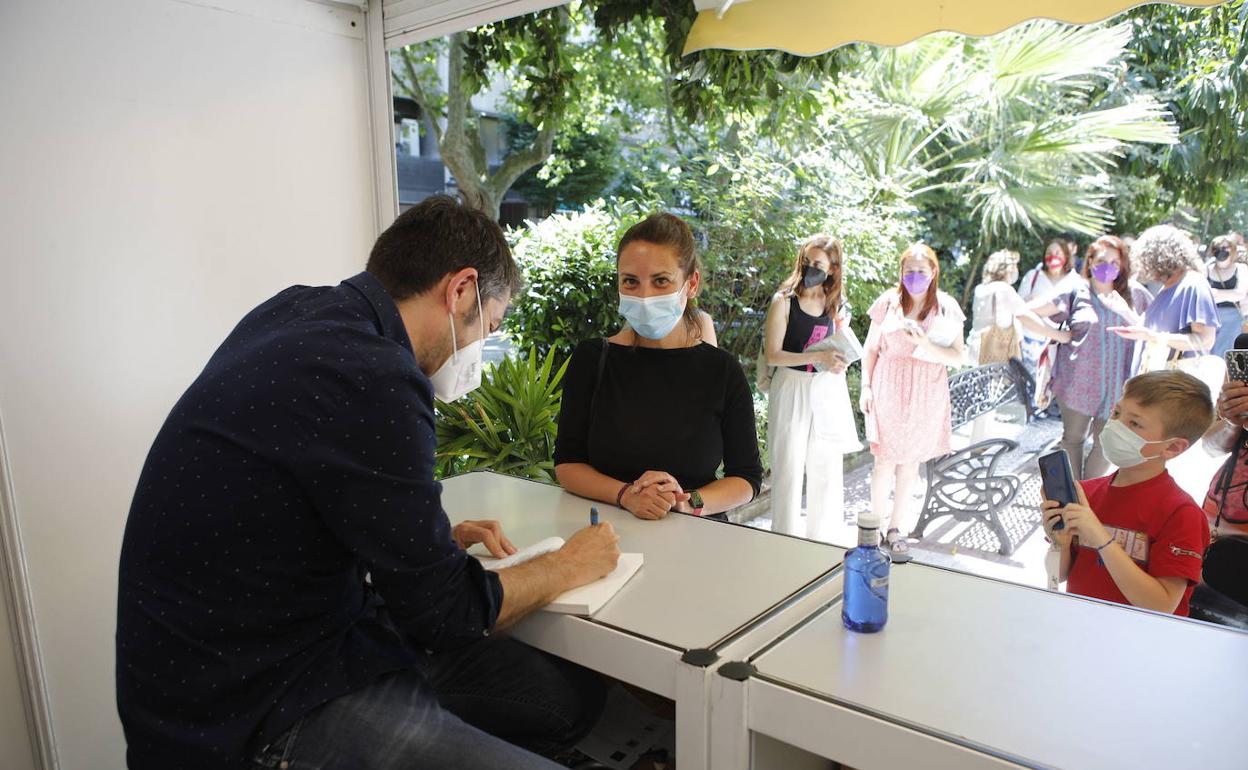 Carlos del Amor firmó ejemplares de su último libro en la pasada Feria del Libro. 