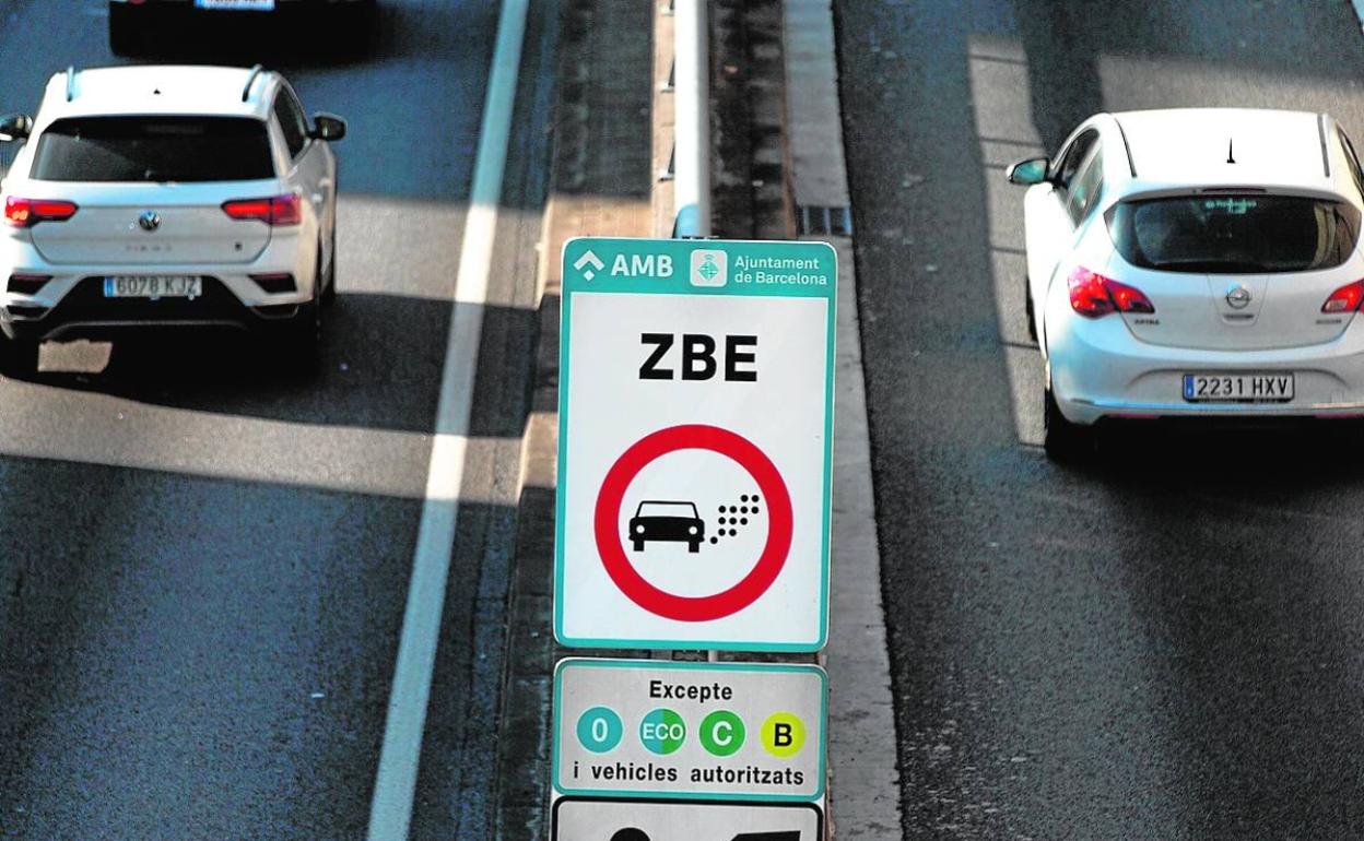 Cartel que señaliza la Zona de Bajas Emisiones en Barcelona. 