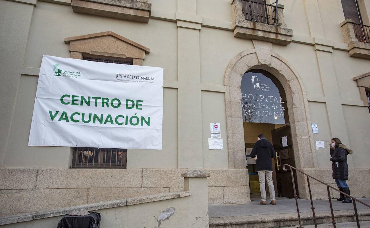 Centro de vacunación en el antiguo hospital Nuestra Señora de la Montaña de Cáceres.