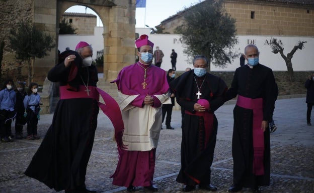 El obispo, acompañado por el arzobispo de Mérida-Badajoz, el nuncio del Papa y Diego Zambrano. 